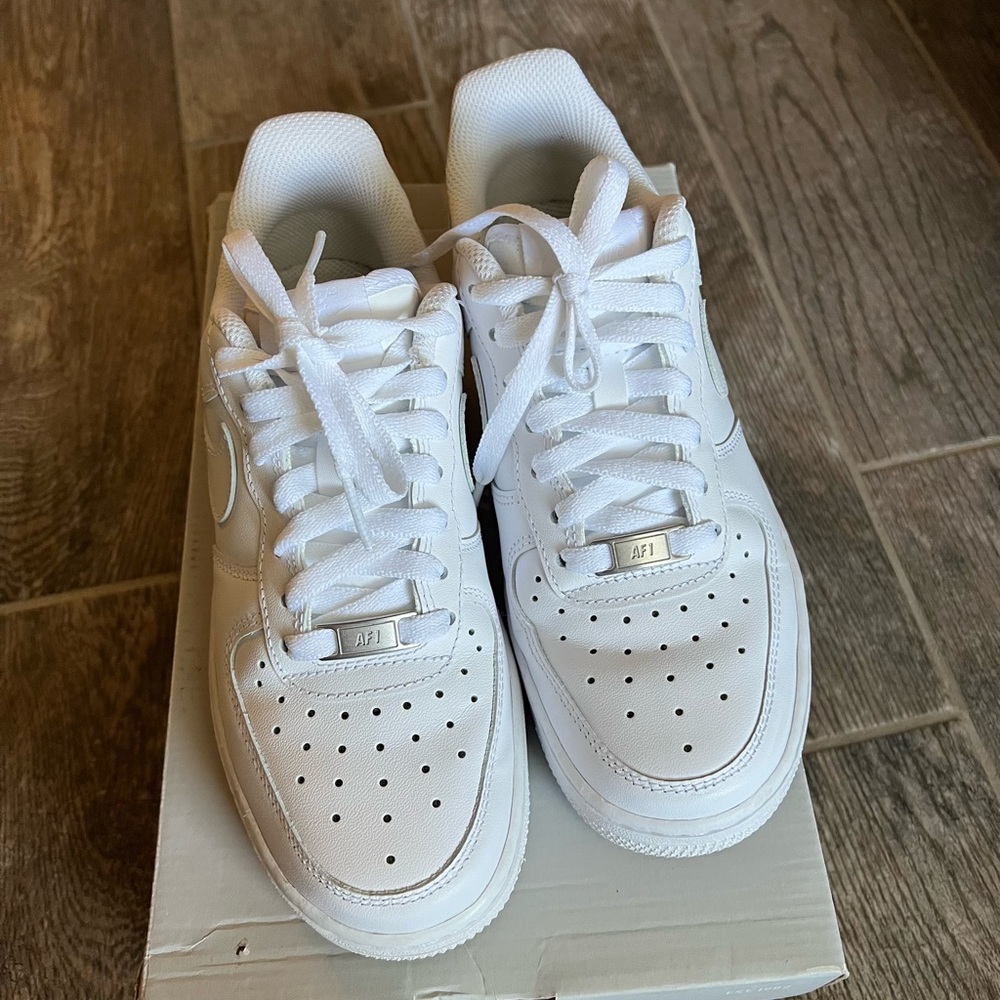 nike force 1 size 7 women